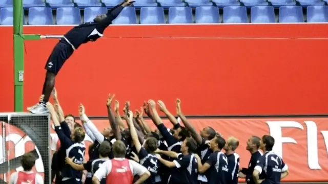 如果需要通过"信任背摔"（一种练习，让人放心大胆地摔下去，依赖朋友保护接起来）来吸引人们的兴趣，那就出问题了。