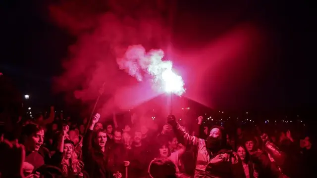 المتظاهرون يشعلون مشاعلهم وهم يتظاهرون بالقرب من مجلس الأمة