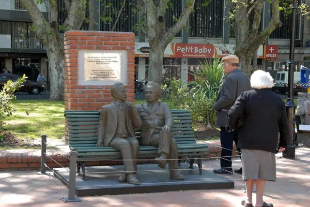 Escultura del filósofo Carlos Vaz Ferreira y Albert Einstein sentados. 