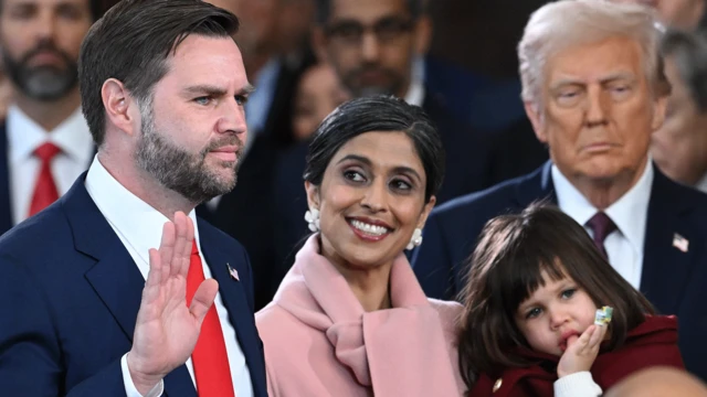 JD·万斯在妻子乌莎·万斯、家人以及美国总统特朗普的见证下宣誓就任美国副总统