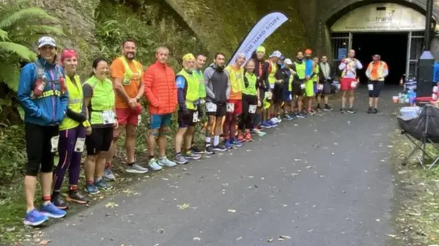 دوندگان تعطیلات آخر هفته خود را در تاریکی میدوند، اما قبلش در نور روز در جلسه توجیهی شرکت میکنند