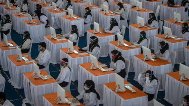 Peserta mengikuti tes CPNS di Surabaya pada 20 September 2021.