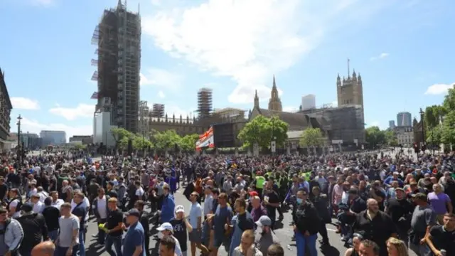 Plenti protesters gada outside Parliament on Saturday