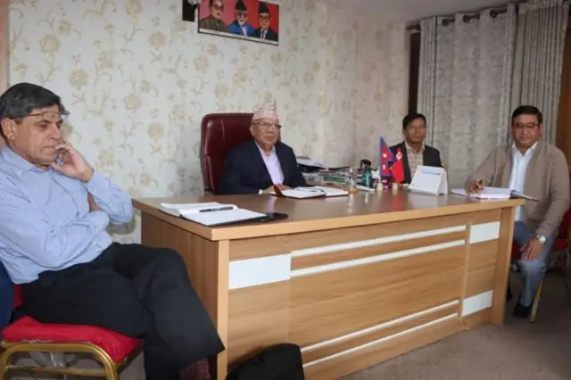 नेकपा एकीकृत समाजवादीको बैठकमा माधवकुमार नेपाल लगायतका नेताहरू