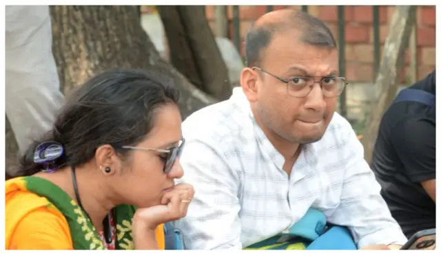 শিক্ষকরা বলছেন তাদের ভবিষ্যত কী সেটাও যেমন কেউ জানেন না, তেমনই ছাত্রছাত্রীদের ভবিষ্যত নিয়েও চিন্তিত তারা