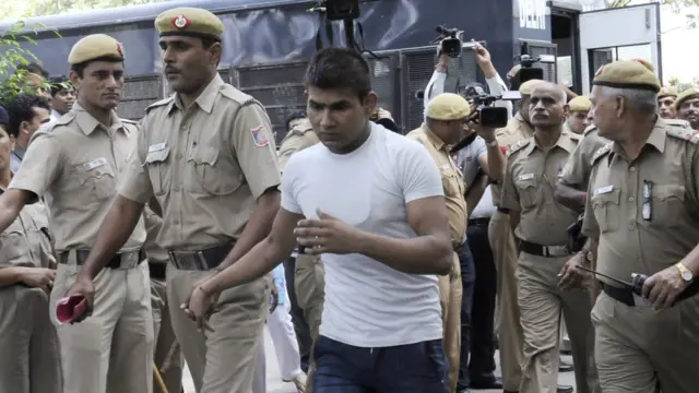 निर्भया केस की सुनवाई के दौरान विनय को कोर्ट ले जाती पुलिस