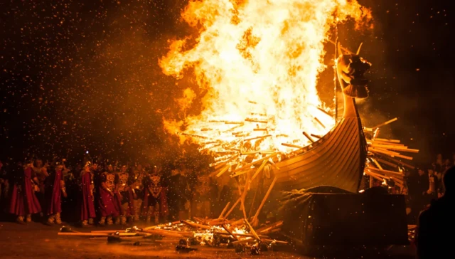 해마다 열리는 축제, 업 헬리 아는 셰틀랜드에서 북유럽의 자랑스러운 유산을 기념한다