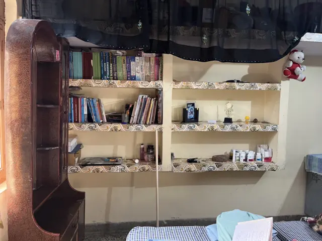 आयुषी का कमरा