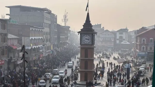 સર્વોચ્ચ અદાલતના જણાવ્યા મુજબ, જમ્મુ-કાશ્મીરને પૂર્ણ રાજ્યનો દરજ્જો જેટલો જલદી આપી શકાય તેટલો જલદી આપી દેવો જોઈએ