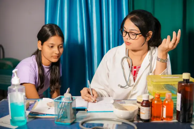 महिला डॉक्टर आणि रुग्ण 