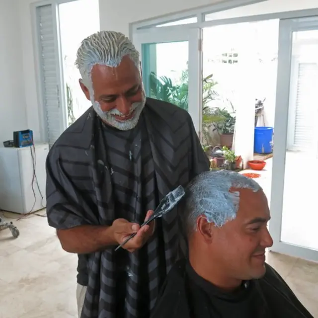 Personas cambiando el color del pelo