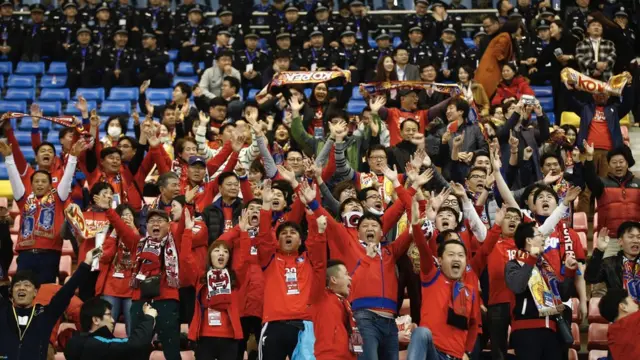 3月23日,韓國隊球迷賽前為球隊助威