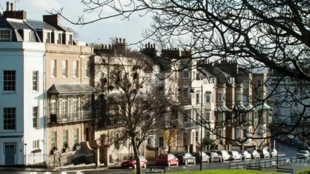 作为一个由乔治式联排房组成的街区，克利夫顿在19世纪时还是布里斯托尔市（Bristol）的一个独立小镇。