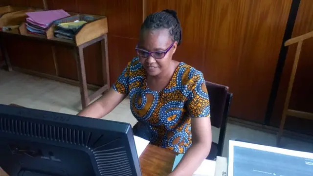 Mfanyakazi wa serikali Betty C Ngeno akiwa amevalia vazi aina la kitenge