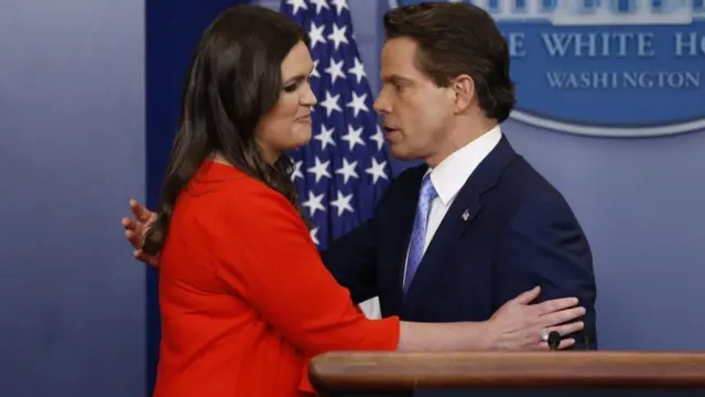 Sarah Sanders y Anthony Scaramucci