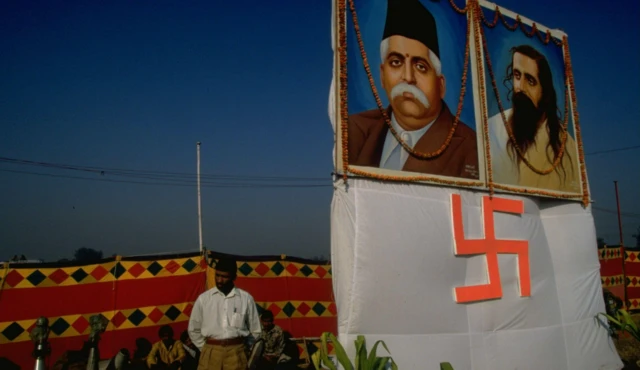 ਕੇਸ਼ਵ ਬਲਿਰਾਮ ਹੇਡਗੇਵਾਰ ਅਤੇ ਮਾਧਵ ਸਦਾਸ਼ਿਵ ਗੋਲਵਲਕਰ ਦੀਆਂ ਤਸਵੀਰਾਂ