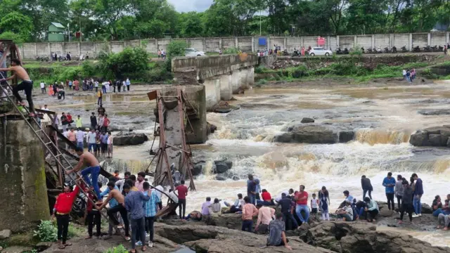 इंद्रायणी नदीवरील कोसळलेला पूल