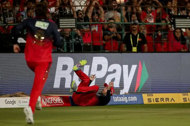 3 விக்கெட்டுகள், 3 கேட்ச்கள், 3 அதிரடி இன்னிங்ஸ்கள்: ஆர்சிபி வென்றதற்கான 3 காரணங்கள்