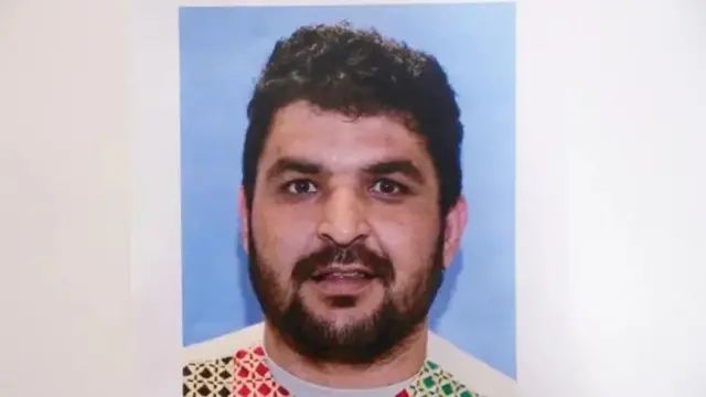 .تصویر رحمان‌الله لکنوال که مقامات آمریکایی منتشر کرده‌اند. مردی گندمی رنگ با ریش و برودی نسبتا کوتاه. ظاهرا لباس سنتی افغانی به تن دارد.