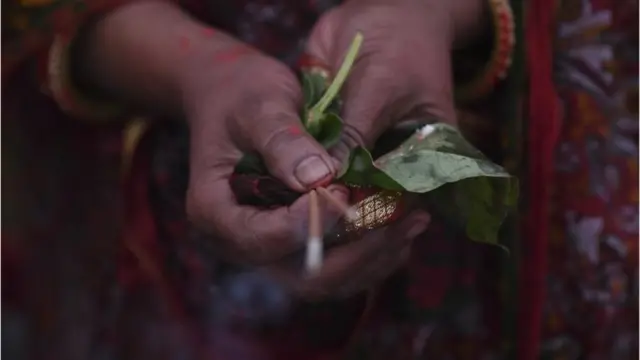 दोरखंडाने बांधून त्यांना लोखंडी सळीचे चटके देऊन मिरचीची धुरीही दिली.