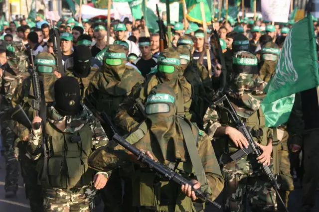 Вооруженные палестинские боевики в масках участвуют в митинге