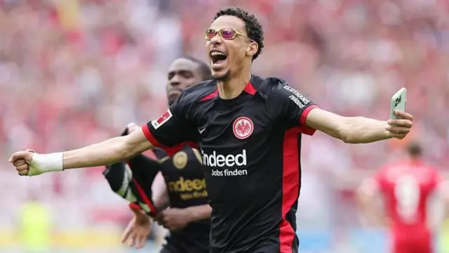 هوگو اکیتیکه، با دستان باز گلزنی برای فرانکفورت را جشن گرفته است