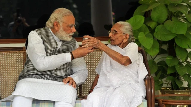 मां के साथ नरेंद्र मोदी