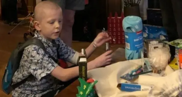 બ્લીના બૅકપૅક સાથે આર્થર 