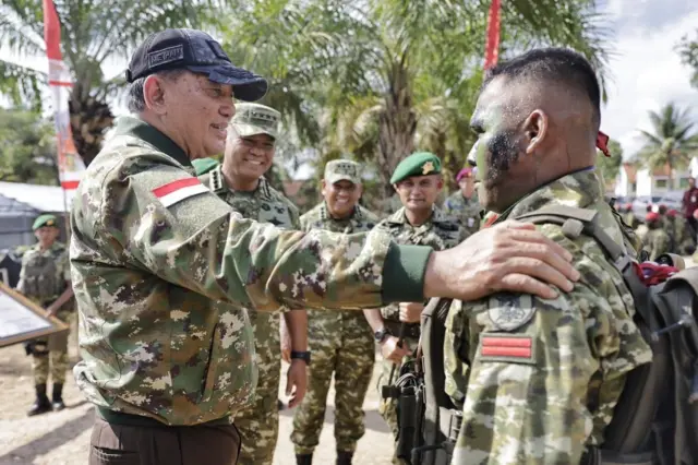 Menteri Pertahanan Republik Indonesia (Menhan RI) Sjafrie Sjamsoeddin melaksanakan kunjungan kerja ke Batalyon Infanteri Teritorial Pembangunan (Yonif TP) 827/Mahakam Cakti Yudha (MCY) yang berlokasi di Muara Tae, Kecamatan Jempang, Kabupaten Kutai Barat, Kalimantan Timur, Selasa (13/1/2026)