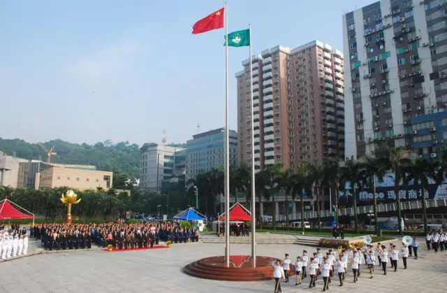 澳门金莲花广场举行升国旗仪式（中新社资料图片）
