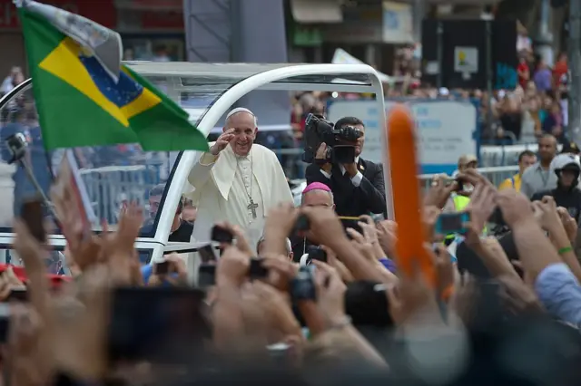 Papa Francisco no papamóvel durante visita ao Rio de Janeiro em 2013