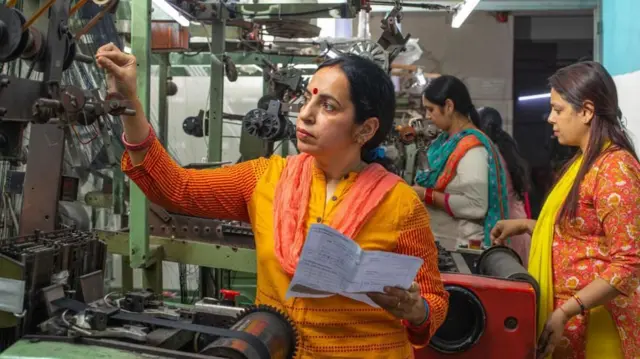 ఫ్యాషన్ డిజైనర్, డిజైనింగ్, కోర్సులు, జీతం, కెరీర్