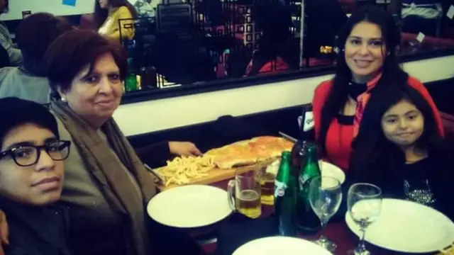 Olga con su hija Estefania y los nietos Facundo y Abril.