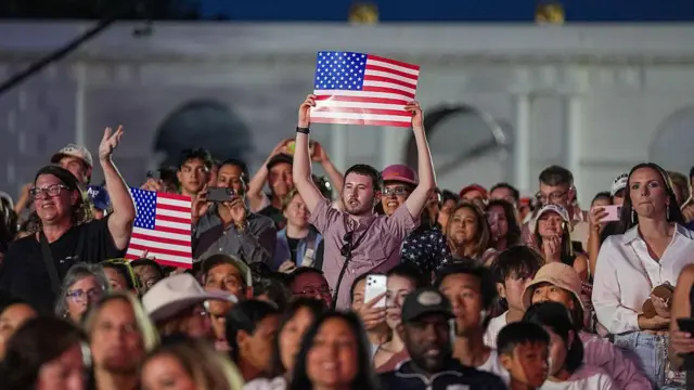 Люди с американскими флагами на митинге