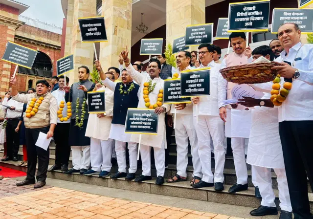 2023 च्या हिवाळी अधिवेशनात महाविकास आघाडीने विधिमंडळाच्या पायऱ्यांवर सरकारविरोधात केलेलं आंदोलन