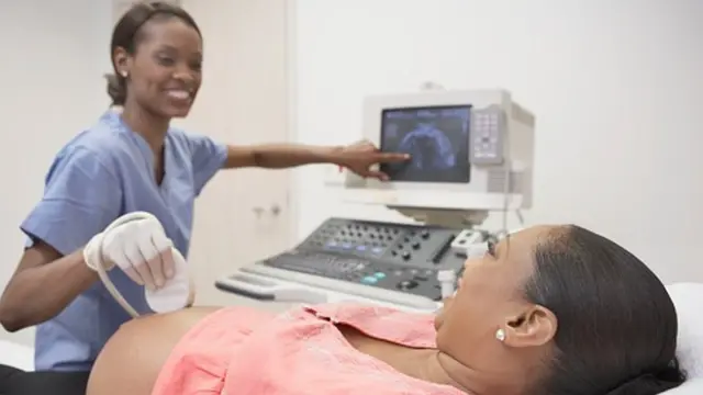 Doctor dey see pregnant woman