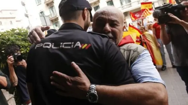 স্পেনের ঐক্যের পক্ষের সমাবেশেও অংশ নিয়েছে বহু মানুষ