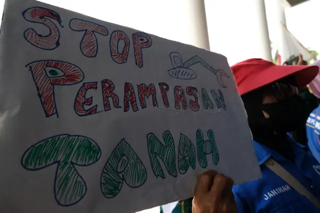 Seorang pengunjuk rasa pada Hari Tani Nasional.