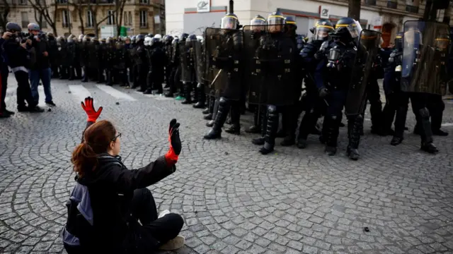 Протестующая, Париж, 06 апреля 2023 г.