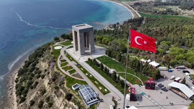 نمای یادبود نبرد چناق‌قلعه در همین شهر در شمال غرب ترکیه