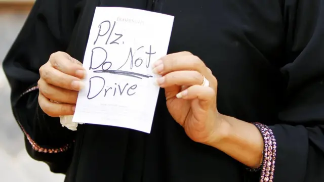 أحد المعارضين أعلن عن رفضه لقيادة المرأة للسيارة ووضع ملحوظة بذلك على سيارة ناشطة