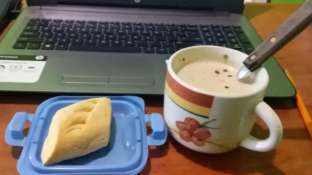 Café frente a la computadora.