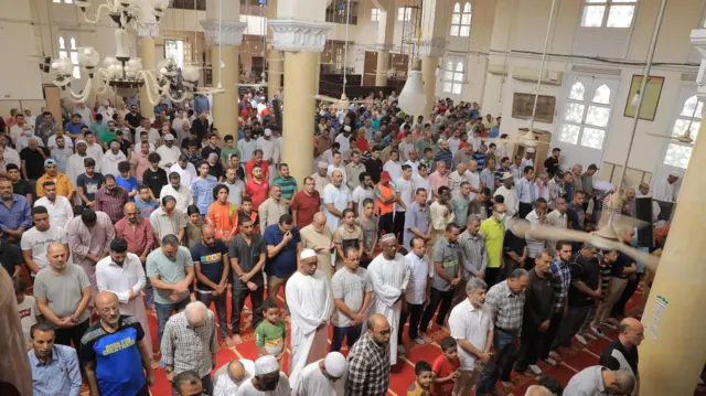 مصريون يؤدون صلاة الجنازة