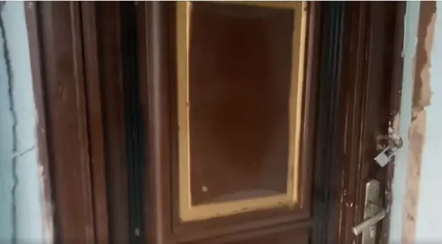 Ilẹ̀kùn àwọn akẹ́kọ̀ọ́ tí wọ́n já 