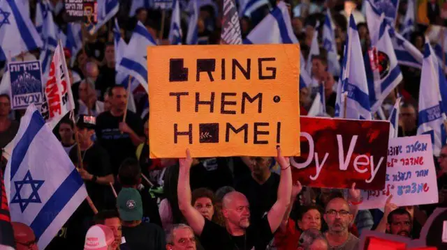 তেল আবিবের ডেমোক্রেসি স্কয়ারে শত শত মানুষ সমবেত হয়ে জিম্মিদের ফিরিয়ে আনার দাবি জানিয়েছে