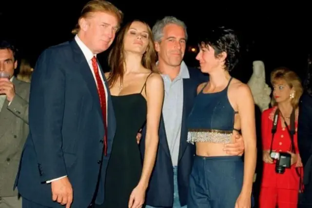 हा फोटो 12 फेब्रुवारी 2000 रोजी फ्लोरिडातील पाम बीच येथील मार-ए-लागो मध्ये काढण्यात आला होता. या फोटोत डावीकडून डोनाल्ड ट्रम्प आणि मेलानिया ट्रम्प, तसेच जेफ्री एपस्टिन आणि गिलीन मॅक्सवेल दिसत आहेत.