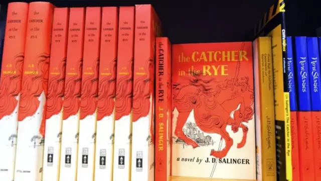 Pile de livres sur une étagère.