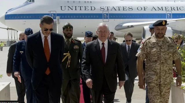 সাবেক ডিফেন্স সেক্রেটারি রবার্ট গেটসের সাথে ওলসন (বামে)