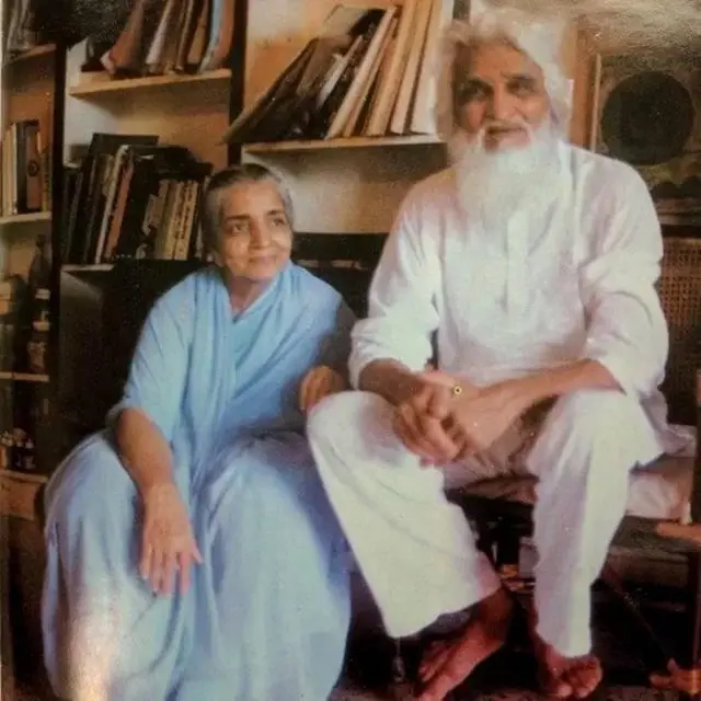 एम.एफ.हुसेन आपल्या पत्नीबरोबर