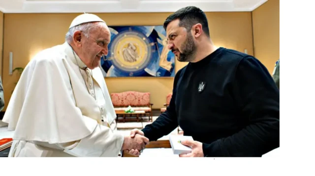 Aarẹ Volodmir Zelensky n bọwọ pẹlu Pope